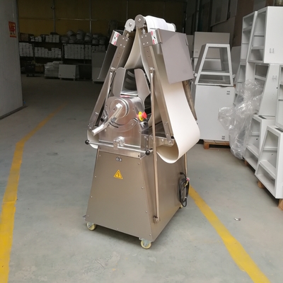 Apparecchiatura da cucina da 230 kg con rango di regolazione a rulli da 0,5-38 mm e potenza da 0,75 kW