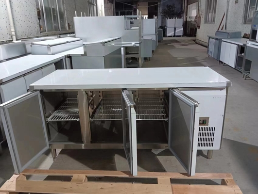 Apparecchiature di refrigerazione industriale con refrigerazione ad aria a tre porte 220-240V Voltaggio 2~8.C Intervallo di temperatura