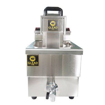 Frittatrice elettrica commerciale. Sistema di filtrazione dell'olio integrato. Frittatrice pesante per ristoranti fast food.