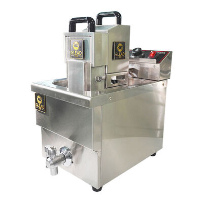 Frittatrice elettrica commerciale. Sistema di filtrazione dell'olio integrato. Frittatrice pesante per ristoranti fast food.