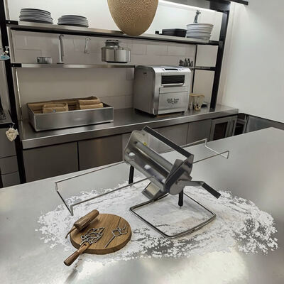 Roller per pasta di pizza commerciale. Macchina da forno industriale per tutti i tipi di pasta di pizza (miscela di mais / noci / farina di latte)